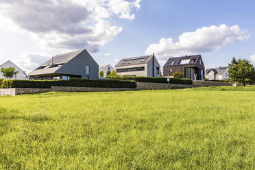 Häuser mit Sonnenkollektoren auf dem Dach vor dem Himmel, Baden-Württemberg, Deutschland - WDF05507