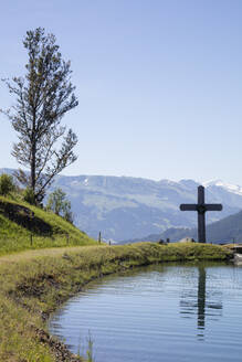 Kreuz am Astbergsee gegen den klaren Himmel am Astberg, Kitzbühel, Tirol, Österreich - WIF04035