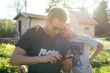 Father and son with smart phone - FOLF10817