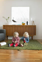 Mädchen sitzen auf Teppich - FOLF10823