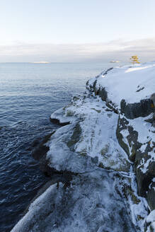 Schnee auf Felsen am Meer - FOLF10838