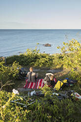 Männer beim Picknick über dem Meer - FOLF10847