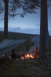 Men by campfire - FOLF10851