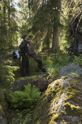 Mann beim Wandern im Naturreservat Tofsingdalen in Schweden - FOLF10857