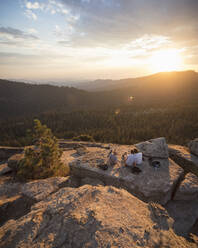 Männer auf einem Felsen bei Sonnenuntergang im Sequoia National Park in Kalifornien - FOLF10871