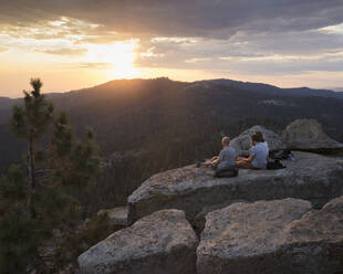 Männer auf einem Felsen bei Sonnenuntergang im Sequoia National Park in Kalifornien - FOLF10872