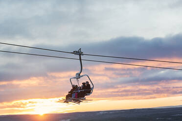 Silhouette von Menschen auf Skilift - FOLF10907