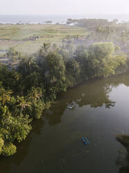 Luftaufnahme von Booten auf einem Fluss auf dem Landweg in Bali, Indonesien - KNTF03347