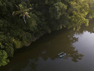 Drohnenaufnahme eines Wasserfahrzeugs auf einem Fluss in Bali, Indonesien - KNTF03352