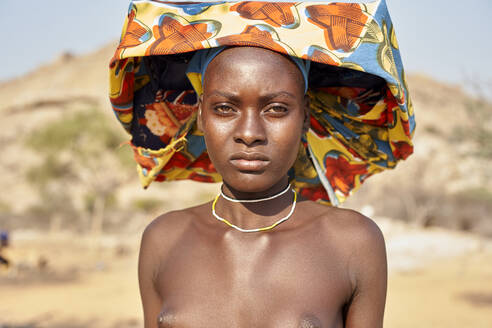 Junge Mucubal-Frau mit ihrem traditionellen Kopftuch, Stamm der Mucubal, Tchitundo Hulo, Virei, Angola - VEGF00607