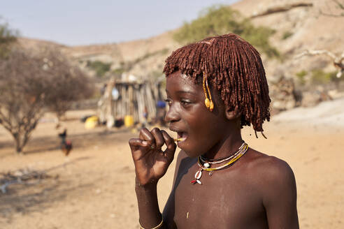 Junges mukubisches Mädchen mit ihrer traditionellen Frisur, Tchitundo Hulo, Virei, Angola - VEGF00611