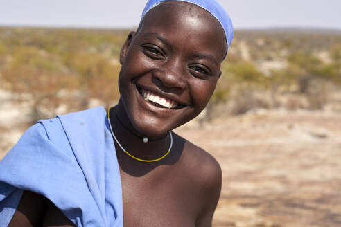 Lachende Frau vom Stamm der Mucubal, Porträt, Tchitundo Hulo, Virei, Angola - VEGF00613