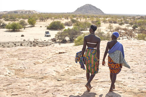 Frauen vom Stamm der Mucubal, Rückansicht, Tchitundo Hulo, Virei, Angola - VEGF00615