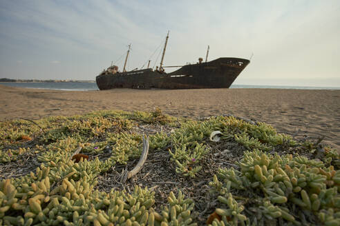 Das Schiffswrack der Independecia am Strand von Namibe, Namibe, Angola - VEGF00616