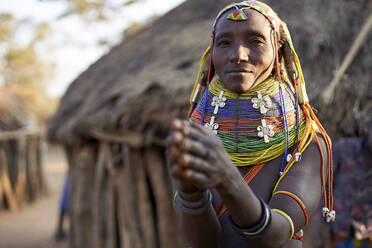 Muhila-Frau mit ihrer charakteristischen Frisur und Halsketten, Kehamba, Chibia, Angola - VEGF00621