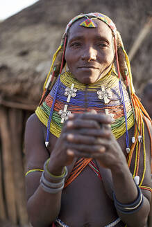 Muhila-Frau mit ihrer charakteristischen Frisur und Halsketten, Kehamba, Chibia, Angola - VEGF00622