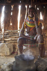 Muhila-Frau in ihrem traditionellen Haus, Kehamba, Chibia, Angola - VEGF00623