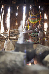 Muhila-Frau in ihrem traditionellen Haus, Kehamba, Chibia, Angola - VEGF00624