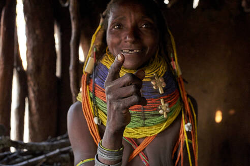 Traditionelle Muhila-Frau, die mit dem Finger zeigt, Kehamba, Chibia, Angola - VEGF00625