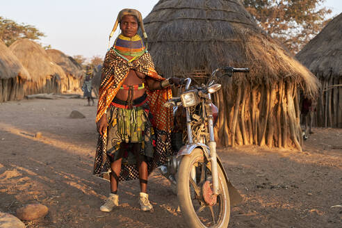 Stolze Muhila-Frau und ihr Fahrrad, Kehamba, Chibia, Angola - VEGF00626