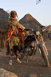 Stolze Muhila-Frau und ihr Fahrrad, Kehamba, Chibia, Angola - VEGF00627