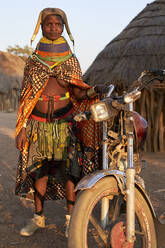 Stolze Muhila-Frau und ihr Fahrrad, Kehamba, Chibia, Angola - VEGF00628