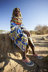 Traditionelle Muhila trägt ihre Turnschuhe, Kehamba, Chibia, Angola - VEGF00630