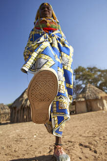 Muhila-Frau, die gerade auf die Kamera tritt, Kehamba, Chibia, Angola - VEGF00634