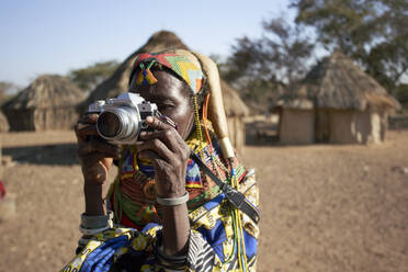 Traditionelle Muhila-Frau beim Fotografieren mit einer Kamera, Kehamba, Chibia, Angola - VEGF00635