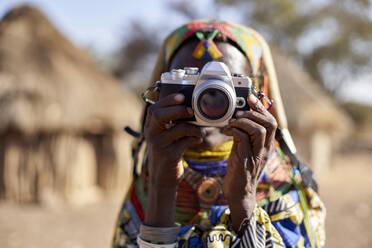 Traditionelle Muhila-Frau beim Fotografieren mit einer Kamera, Kehamba, Chibia, Angola - VEGF00636