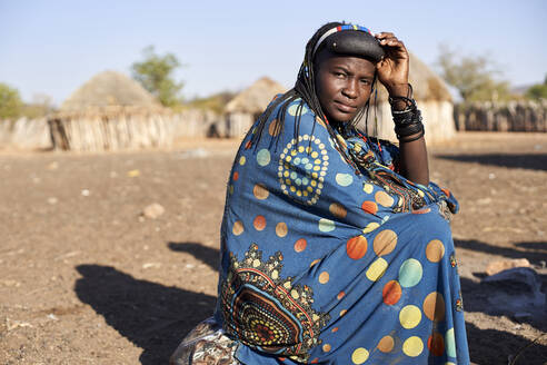 Porträt einer Muhacaona-Frau in ihrem traditionellen bunten Kleid, Oncocua, Angola - VEGF00641