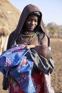 Frau aus Muhacaona hält ihr Kind, Oncocua, Angola - VEGF00642