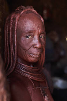 Porträt einer alten traditionellen Himba-Frau, Oncocua, Angola - VEGF00644