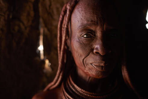 Porträt einer alten traditionellen Himba-Frau, Oncocua, Angola - VEGF00646
