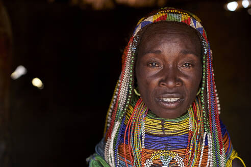 Muhila-Frau mit ihrer charakteristischen Frisur und Halsketten, Congolo, Angola - VEGF00650