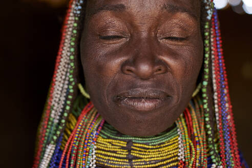 Muhila-Frau mit ihrer charakteristischen Frisur und Halsketten, Congolo, Angola - VEGF00652