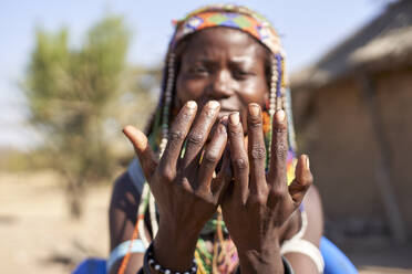 Detail der Hände einer traditionellen Muhila-Frau, Congolo, Angola - VEGF00654