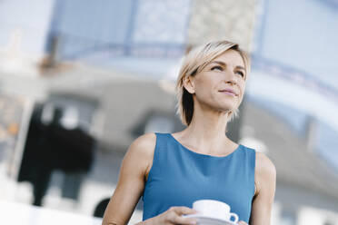 Geschäftsfrau mit Tasse Kaffee, Porträt - KNSF06310