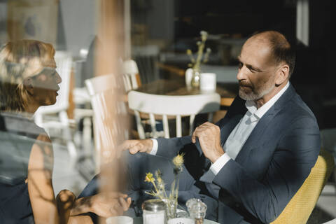 Geschäftsmann und Frau bei einem Treffen in einem Café, lizenzfreies Stockfoto
