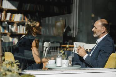 Geschäftsmann und Frau bei einem Treffen in einem Café - KNSF06368