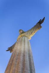 Niedriger Blickwinkel auf die Christ-König-Statue vor blauem Himmel, Lissabon, Portugal - XCF00197