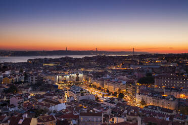 Blick von oben auf Gebäude in der Abenddämmerung in Lissabon, Portugal - XCF00198