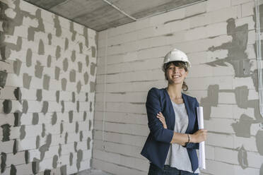 Porträt einer Architektin auf einer Baustelle - AHSF00815