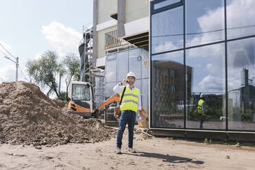 Architekt telefoniert auf der Baustelle - AHSF00841