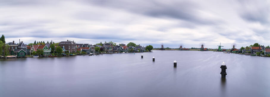 Panoramaaufnahme des Flusses Zaan gegen bewölkten Himmel, Zaanse Schans, Zaandam, Niederlande - XCF00200