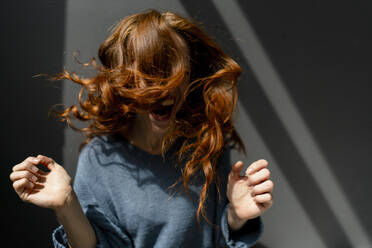 Redheaded woman screaming and moving - KNSF06456