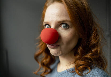 Porträt einer rothaarigen Frau mit Clownsnase - KNSF06465