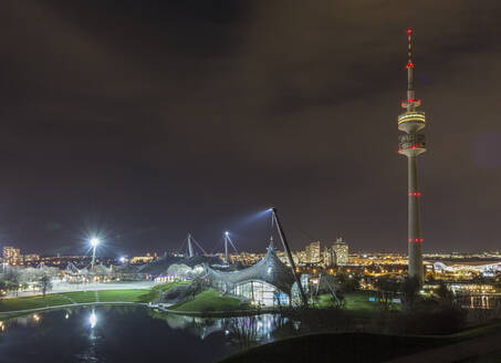Olympiaturm gegen den Himmel bei Nacht in München, Deutschland - MAMF00788