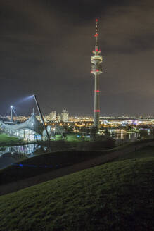 Olympiaturm gegen den Himmel bei Nacht in München, Bayern, Deutschland - MAMF00789