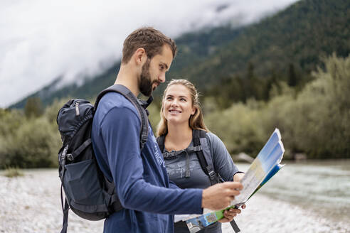 Junges Paar beim Wandern und Kartenlesen, Vorderriss, Bayern, Deutschland - DIGF08254